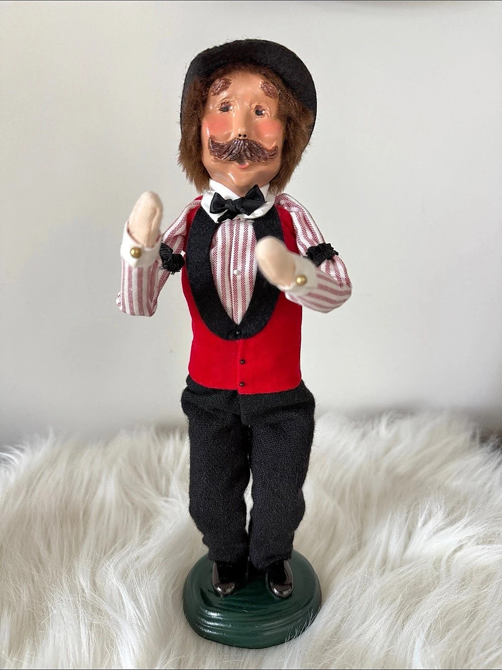 Byers’ Choice Christmas Caroler Bartender Figurine